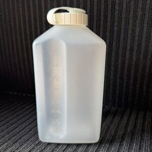 Rubbermaid Servin Saver 2 Quart  Plastic Water Bottle Pitcher 2468 White Lid